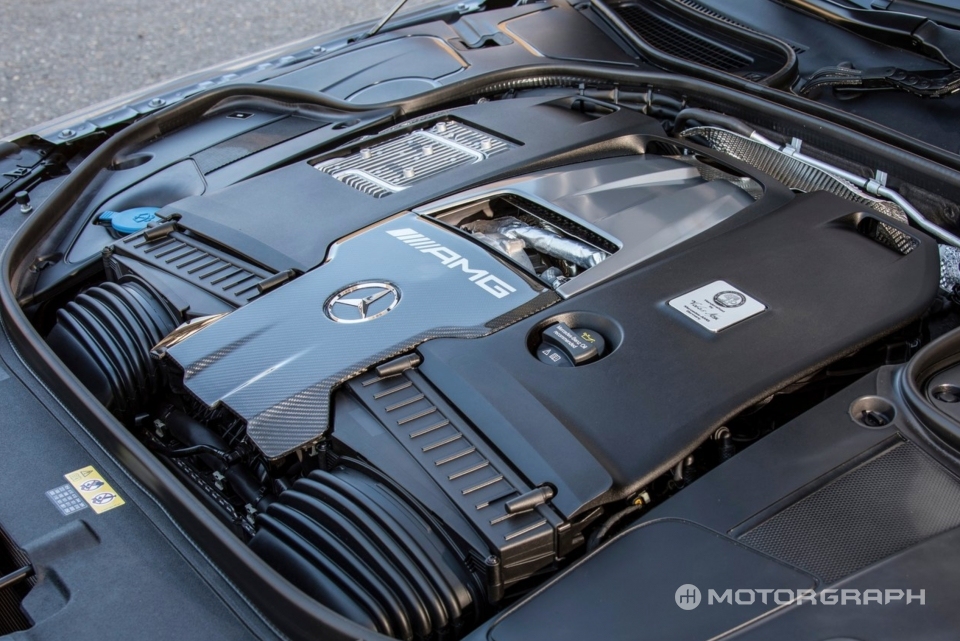 메르세데스-AMG가 선보이는 대다수의 엔진은 엔진 작업자가 홀로 엔진을 조립하고, 자신의 이름 새긴다.