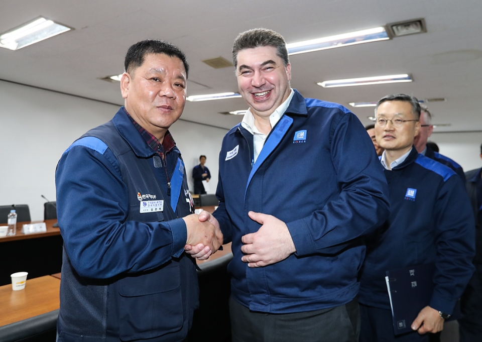 올해 4월 열린 2018 임단협 조인식에서 악수를 나누는 임한택 노조위원장(좌)과 카허 카젬 사장(우).