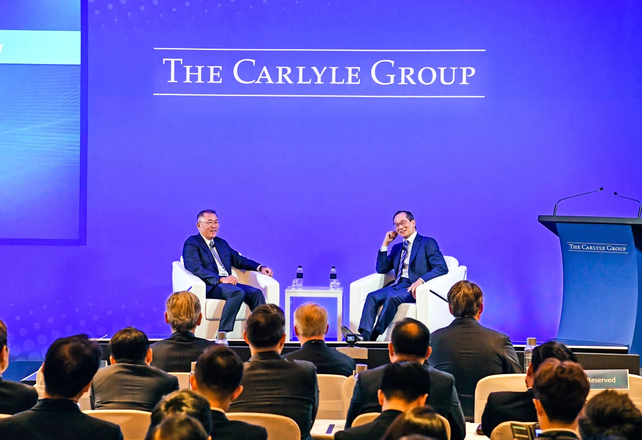 (왼쪽부터) 현대차그룹 정의선 수석부회장, 칼라일 그룹 이규성 공동대표