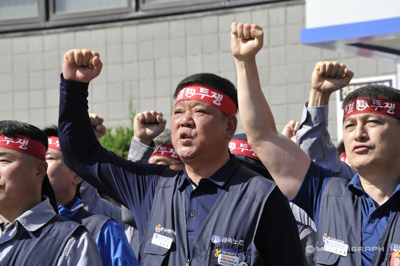 (사진 중앙) 전국금속노동조합 한국GM지부 임한택 지부장<br>