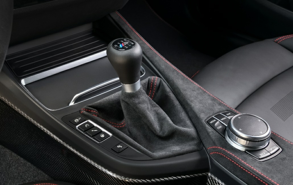 개인적으로 수동변속기 직결감의 최고는 BMW라 생각합니다. 사진은 BMW F87 M2 CS 수동변속기.<br>
