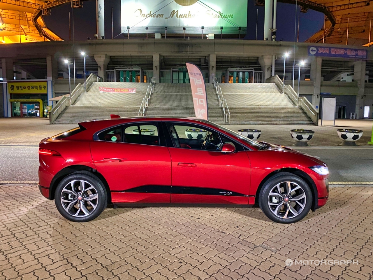 시승기] 재규어 I-페이스, 낯설지만 강렬한 추격자 < 리뷰 < 자동차 < 기사본문 - 모터그래프코리아