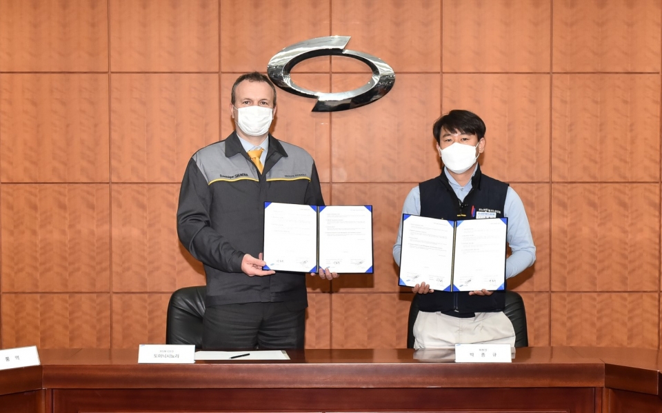 (왼쪽부터) 르노삼성 도미닉시뇨라 사장, 박종규 노조위원장