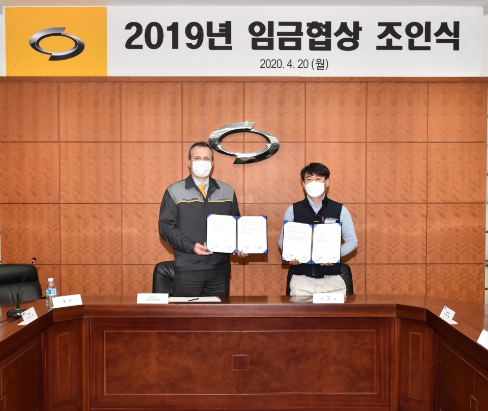 (왼쪽부터) 르노삼성 도미닉 시뇨라 사장, 박종규 노조위원장