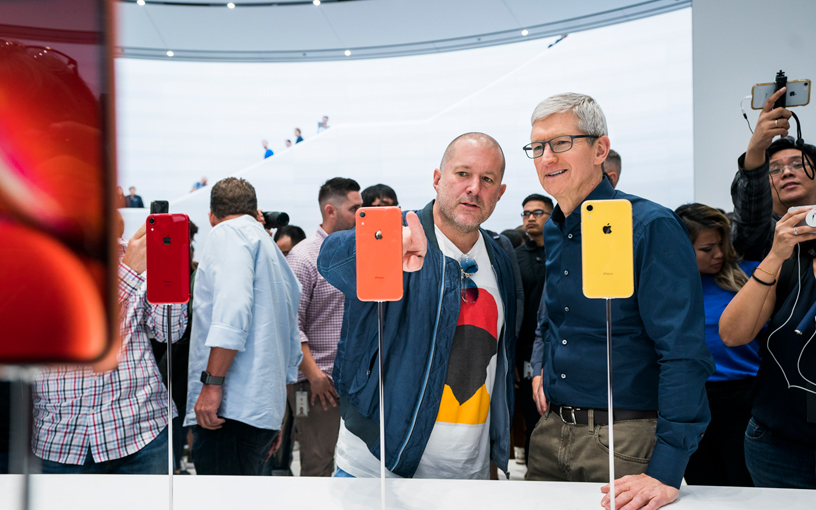2018년 9월 아이폰 XR 출시 행사장에서 조니 아이브(좌)와 팀 쿡 애플 CEO(우)