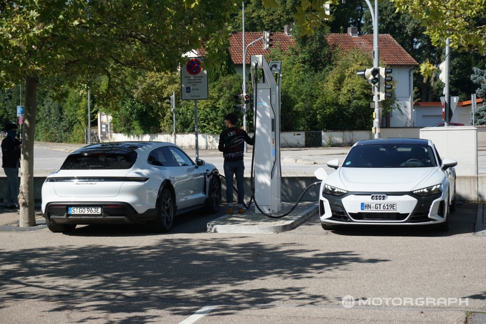 (왼쪽부터) 포르쉐 타이칸 크로스투리스모, 아우디 e-트론 GT