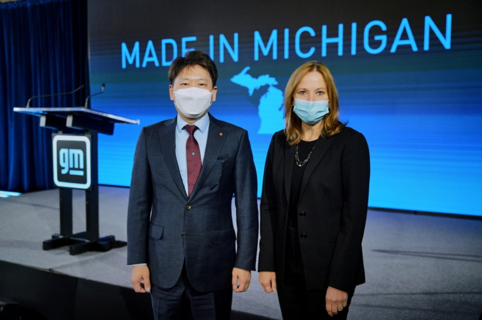 LG에너지솔루션 자동차전지사업부장 김동명 부사장(왼쪽)과 GM 메리 바라 회장(오른쪽)