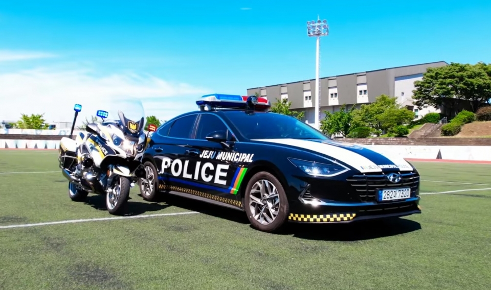 지난해 디자인을 새롭게 바꾼 제주자치경찰 순찰차와 싸이카. '제주자치경찰(JEJU MUNICIPAL POLICE)' 표기가 붙어있다=제주특별자치도 유튜브 갈무리