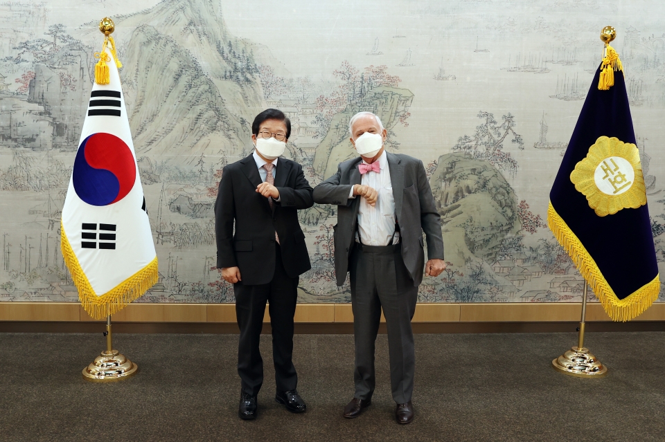 (왼쪽부터) 박병석 국회의장, 로저스홀딩스 짐 로저스 회장(사진=국회)