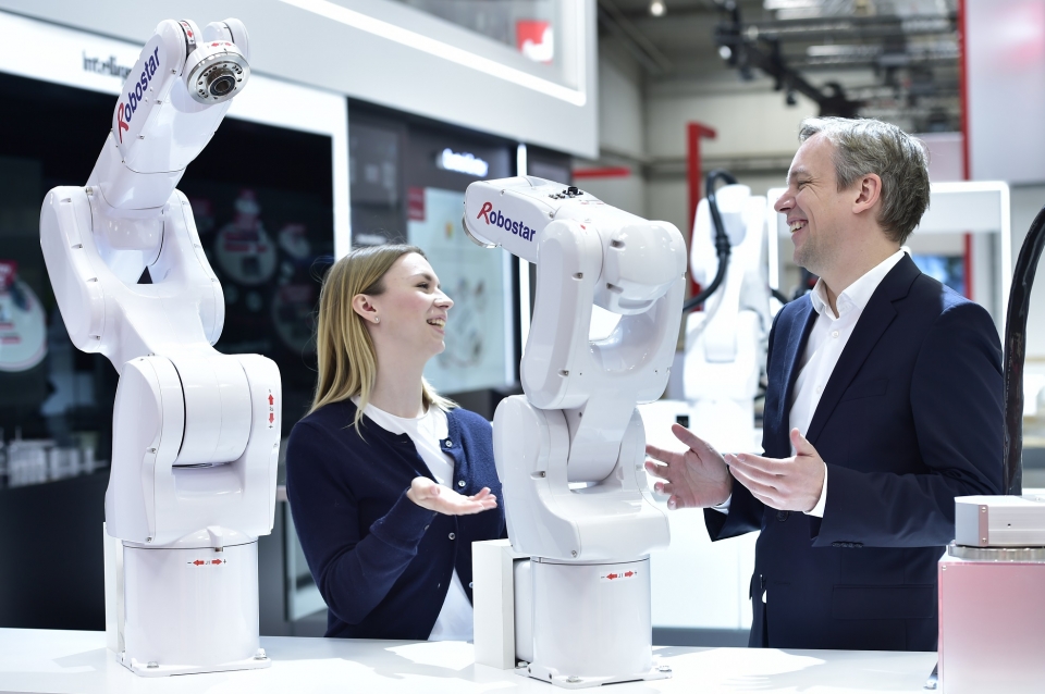 로보스타 수직관절형 로봇