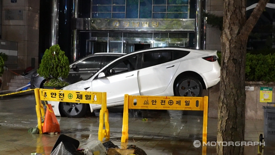 9일 오후 서울 서초구의 한 빌딩 앞에 침수 피해를 받은 테슬라 모델3 차량이 방치됐다.
