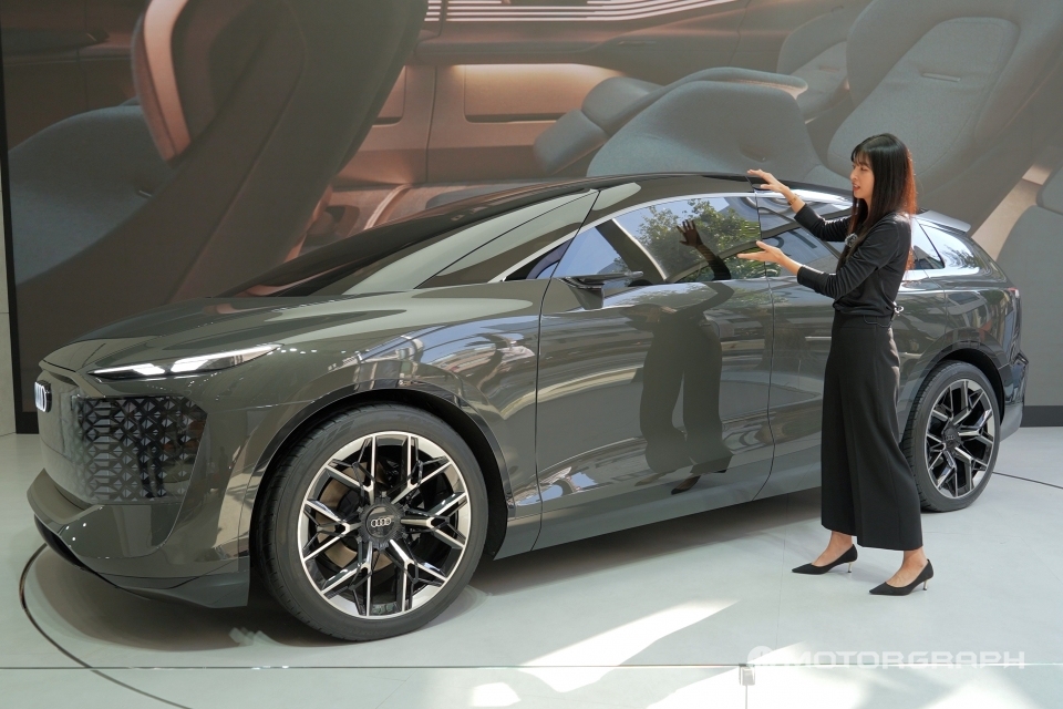 박슬아 디자이너가 자신이 디자인한 차 어반스피어의 디자인을 설명하고 있다.