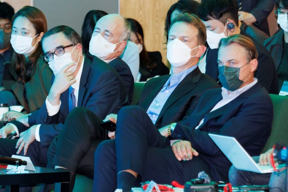 (오른쪽부터) 지난 11일 한국을 찾은 르노디자인 로렌스 반 덴 애커 부회장, 알핀 로랑 로씨 CEO, 르노그룹 프랑수아 프로보 부회장