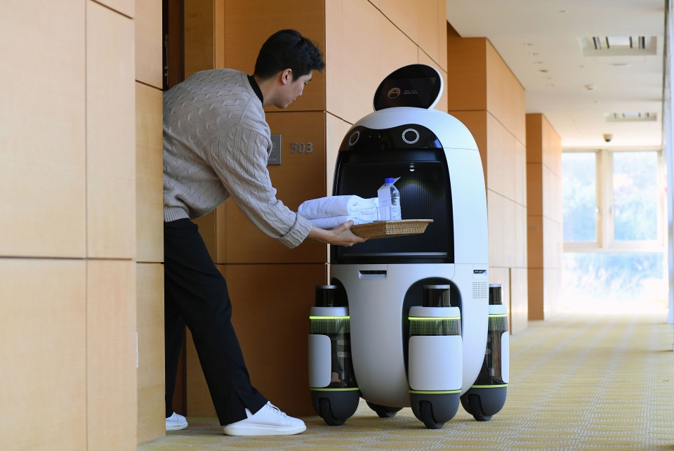 '롤링힐스 호텔'에서 현대차그룹 배송 로봇이 서비스하는 모습