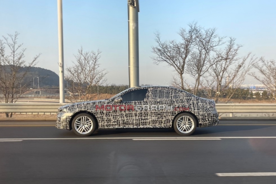 차세대 BMW 5시리즈 시험주행 차량 (모터그래프 독자 제공)