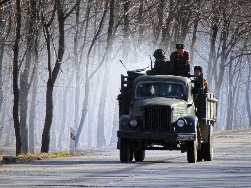 북한에서 운행되고 있는 목탄가스 자동차 (사진 = 위키미디어커먼스)