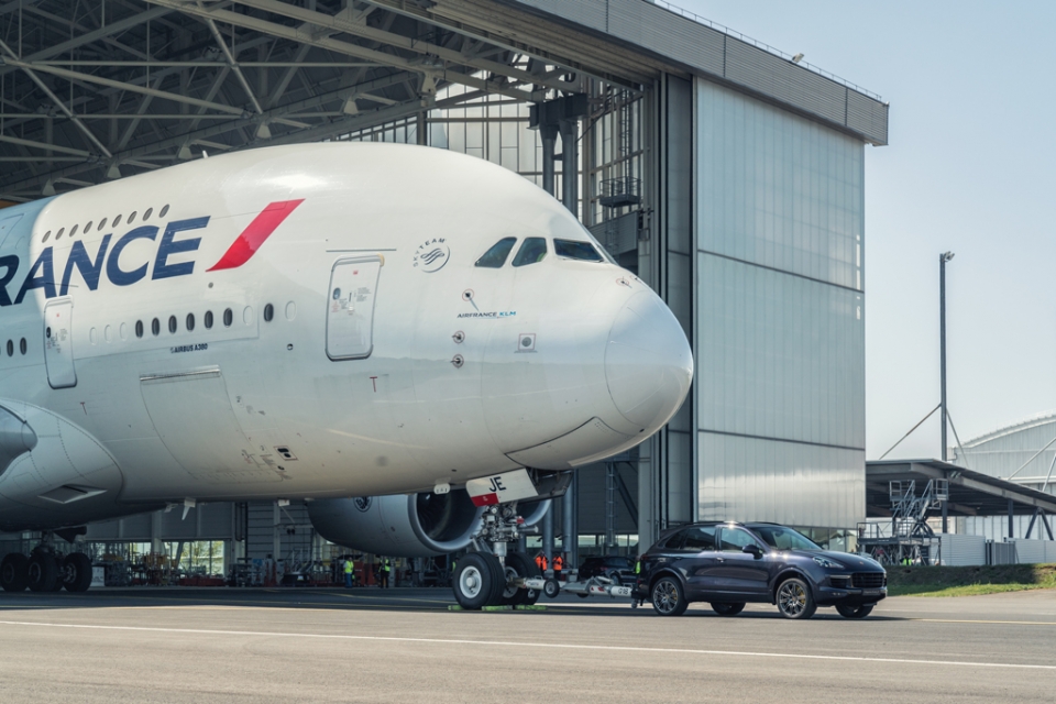 에어버스 A380을 견인하는 포르쉐 카이엔