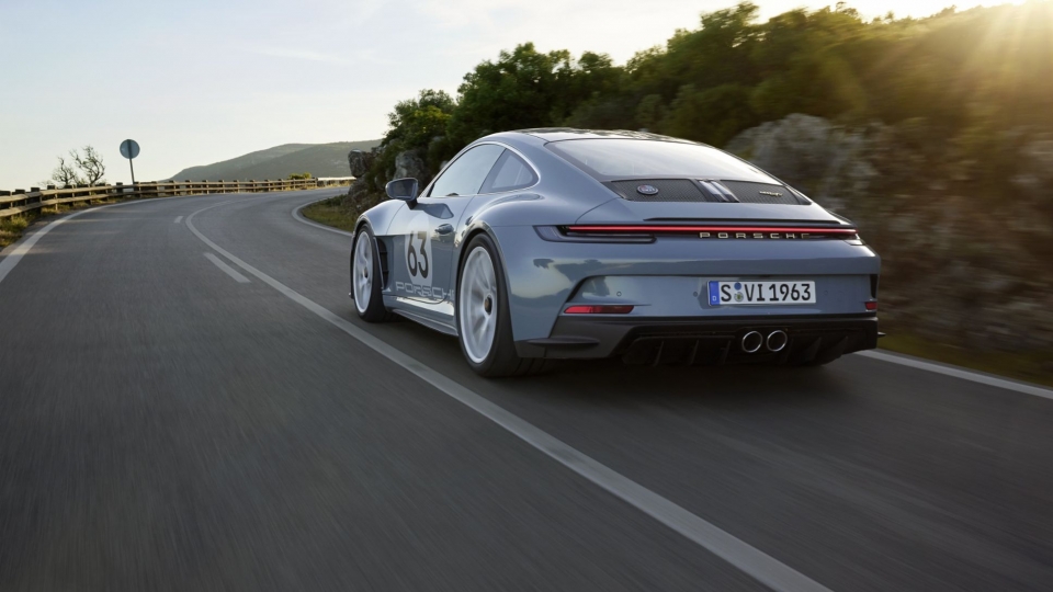 포르쉐 911 S-T. GT3 RS를 기반으로 윙이 제거되고 수동변속기가 탑재됐다.