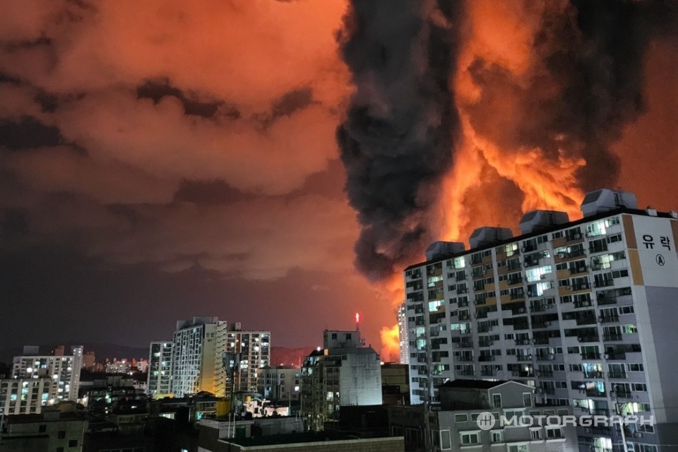 대전 시내에서 목격된 한국타이어 공장 화재(독자 제보)