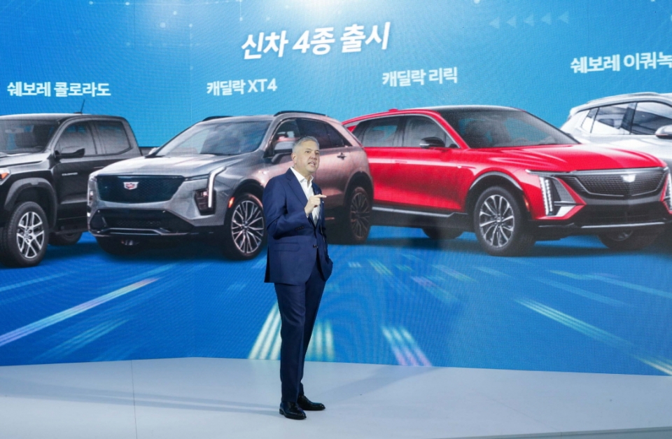 신차 계획을 발표 중인 한국GM 헥터 비자레알 사장