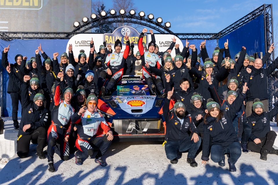 2024 WRC 스웨덴 랠리 우승을 기념하는 현대 월드랠리팀