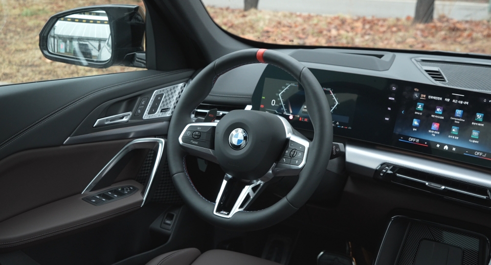여느 BMW M 모델처럼 두꺼운 림 디자인을 갖는다. 하지만 SUV 성격에 맞춰 조작감은 가볍게 튜닝됐다.