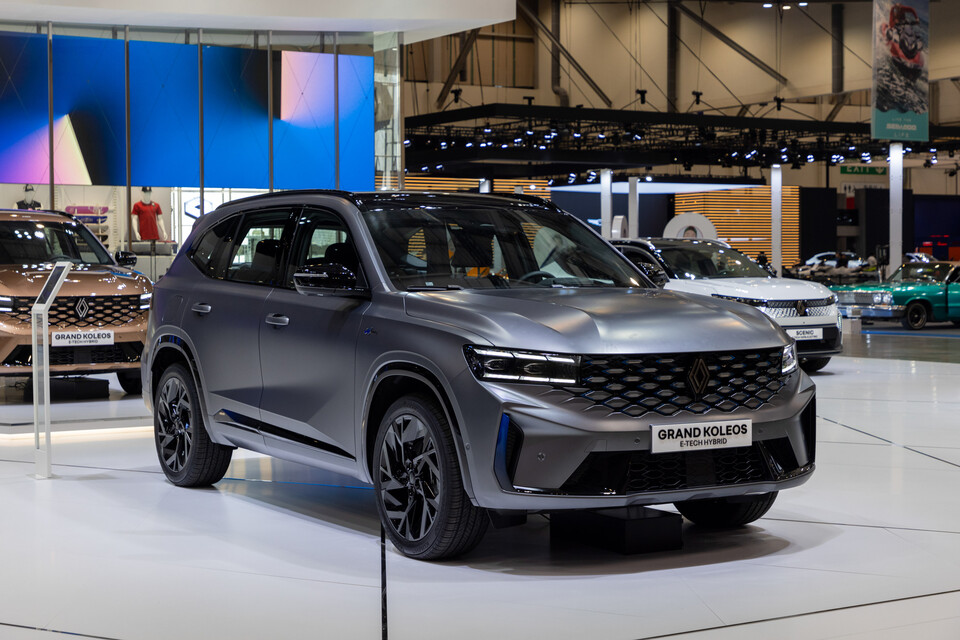 르노 콜레오스 3세대(2026년형) 상세 스펙 유출: 새틴 화이트와 퓨어 그레이의 매력 이미지